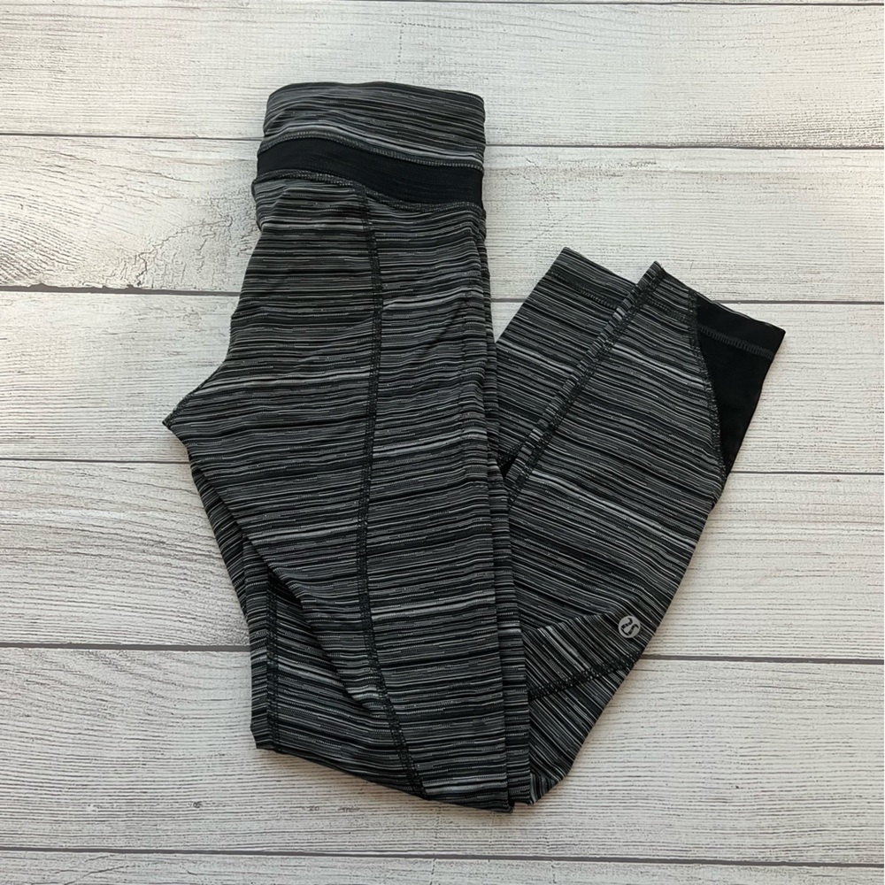 Lululemon Crop Capris Womens Size 4 - Black/White
